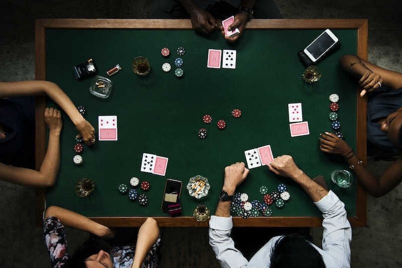 Bluff là gì trong Poker? 2 Chiến thuật Bluff cực hay trong Poker