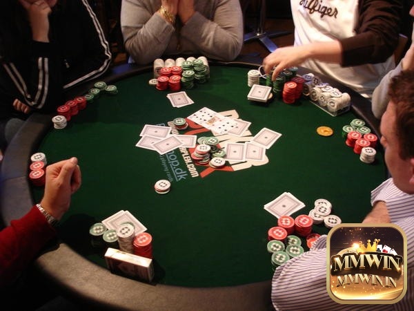 Bộ ba lá bài còn được giải thích trong game bài poker