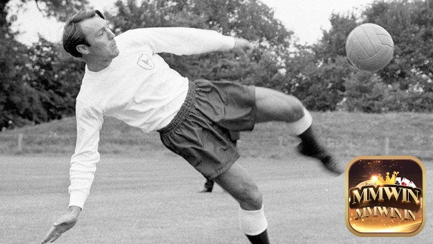 Tiền đạo người Anh đã thi đấu cho Tottenham từ năm 1961 đến 1970.