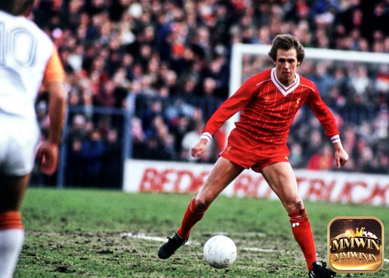 Phil Neal là một trong những hậu vệ nổi tiếng nhất trong lịch sử Liverpool - Top 2 những hậu vệ hay nhất Liverpool