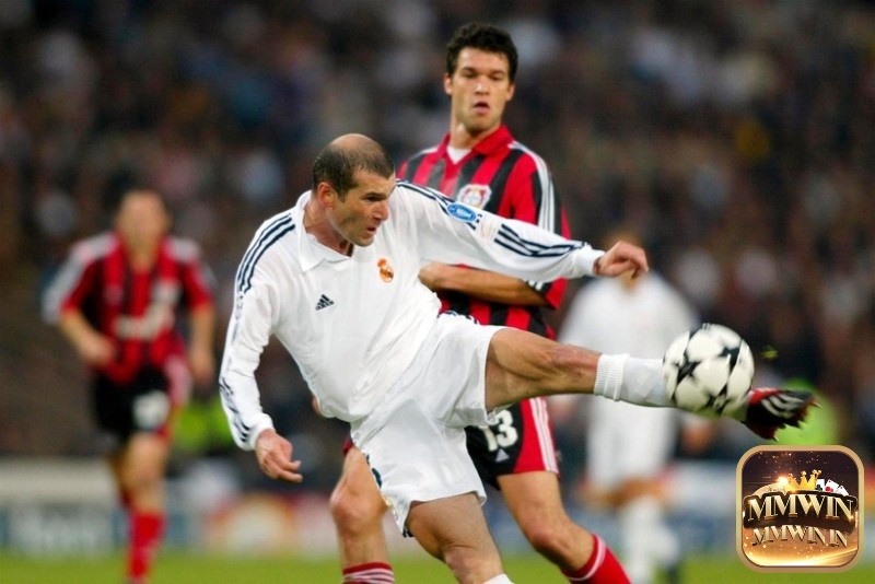 Zinedine Zidane được coi là huyền thoại bóng đá - Tiền vệ hay nhất C1