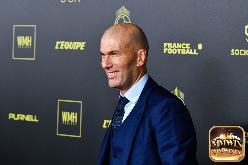 Tiền vệ Zinedine Zidane có những kỹ thuật chơi bóng hấp dẫn - Top 4 tiền vệ hay nhất Euro