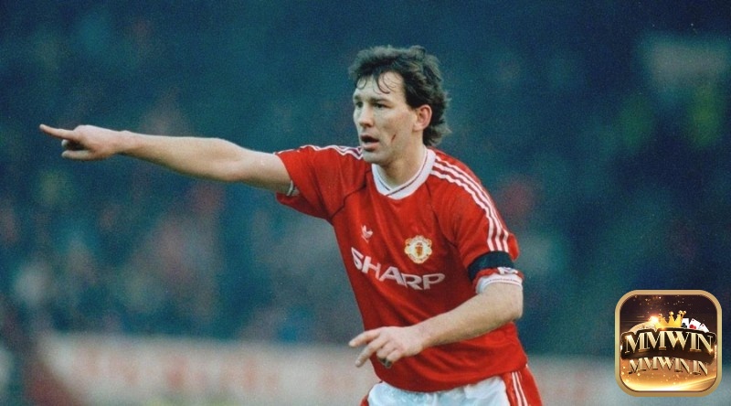 Tiền vệ hay nhất Manchester United: Bryan Robson